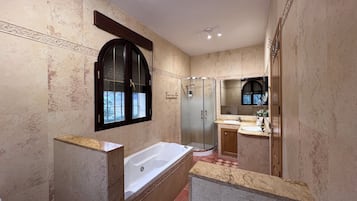 Een douche, een bubbelbad, een haardroger, een bidet