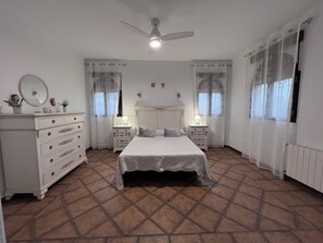 5 bedrooms, WiFi, bed sheets