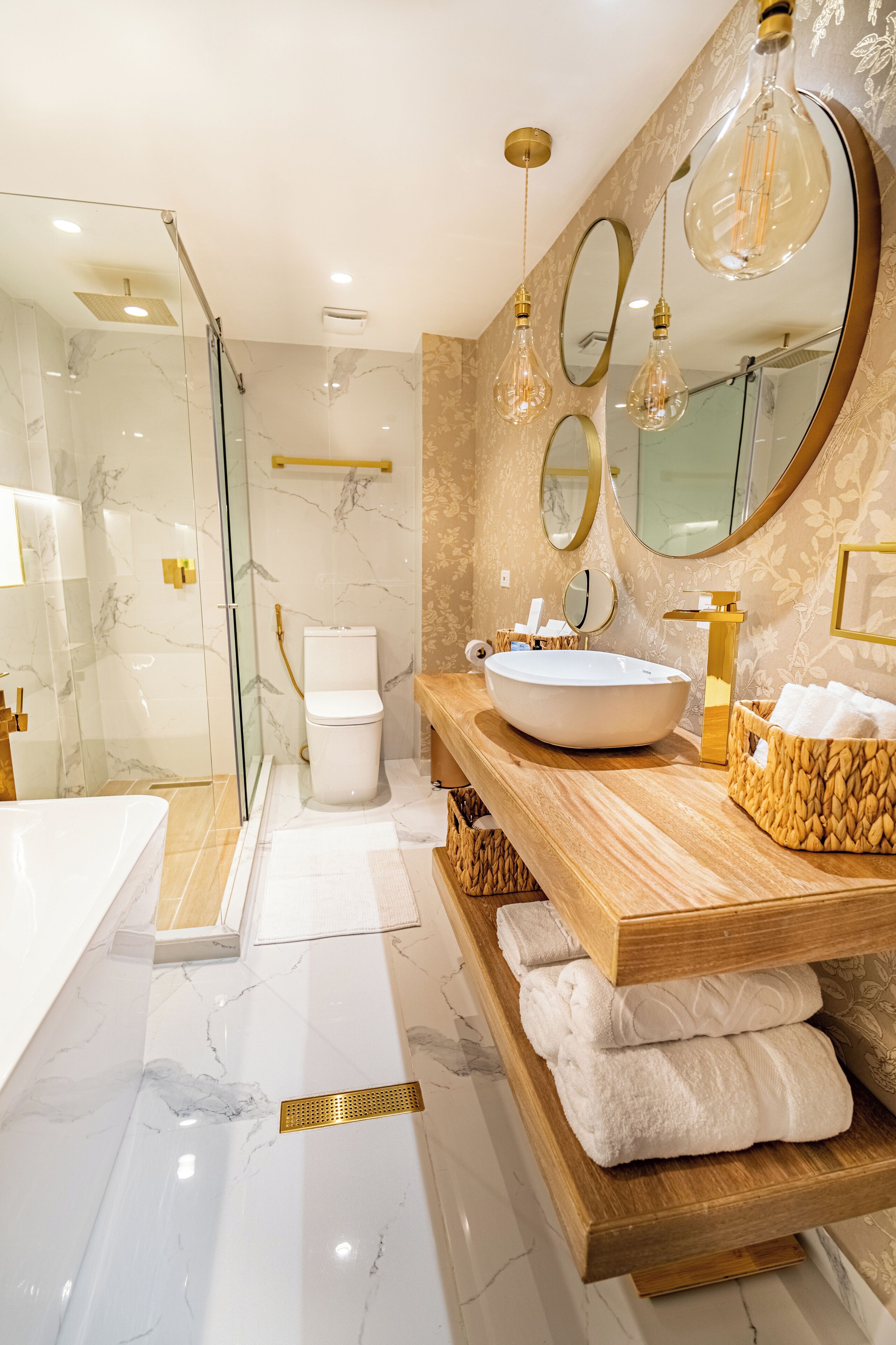 Suite | Desk, iron/ironing board, WiFi (free)