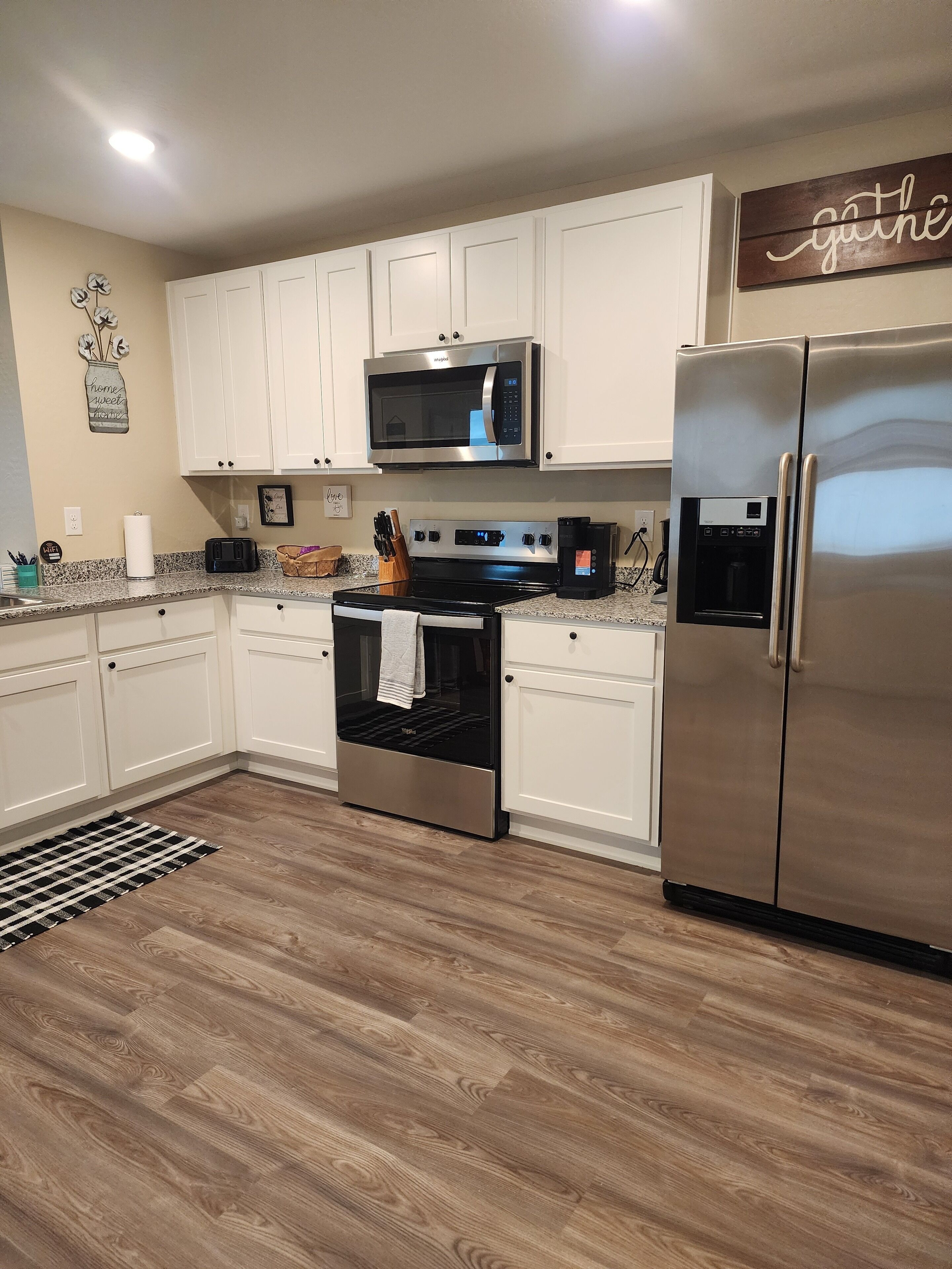 Een koelkast, een magnetron, een oven, een kookplaat