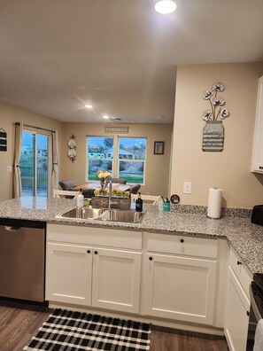 Fridge, microwave, oven, stovetop - Casita on Fore - Overlooking hole 4 on the Wickenburg Golf Club (Wickenburg)