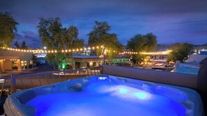 Outdoor spa tub - Scottsdale Old Town Penthouse! Center of Nightlife (Scottsdale)