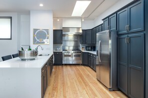 Microwave, oven, stovetop, dishwasher - Scottsdale Old Town Penthouse! Center of Nightlife (Scottsdale)