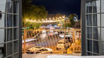 6 bedrooms, iron/ironing board, WiFi, bed sheets