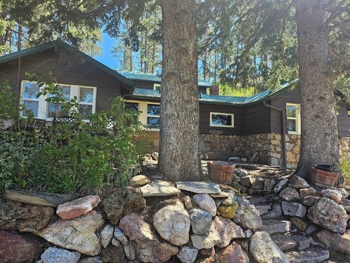 Peacefully 2 unit retreat nestled in Custer South Dakota