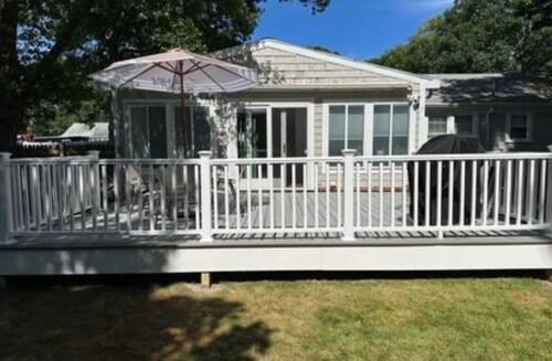 Cheerful 3-bedrom cottage - lake walkable.