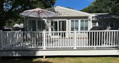 Cheerful 3-bedrom cottage - lake walkable.