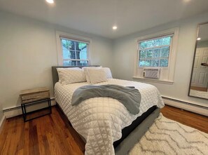 3 bedrooms, iron/ironing board, WiFi, bed sheets - Cheerful 3-bedrom cottage - lake walkable. (Yarmouth)