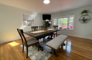 Dining - Cheerful 3-bedrom cottage - lake walkable. (Yarmouth)