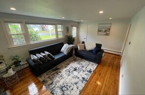 Living area - Cheerful 3-bedrom cottage - lake walkable. (Yarmouth)