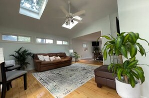 Living area - Cheerful 3-bedrom cottage - lake walkable. (Yarmouth)