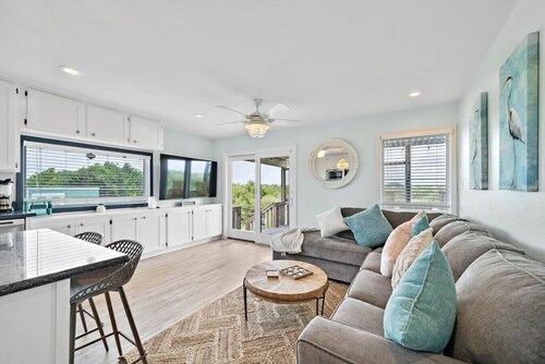 Cozy Bungalow with Pool, Pond & Spacious Deck