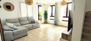 Smart TV, books - Villa Clocló Playa Blanca, private heated pool, wifi, private parking (Playa Blanca)