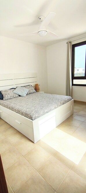 3 habitaciones, escritorio y tabla de planchar con plancha 