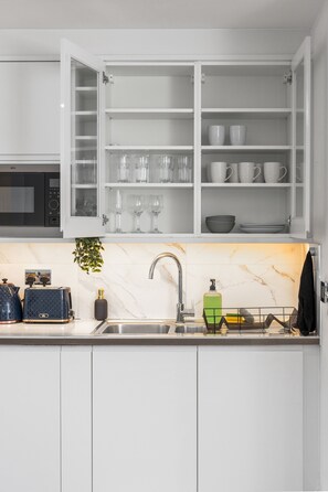 Private kitchen - Modern | City Stay | Walk to Station| Free Parking (Brighton and Hove)