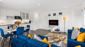 A modern apartment with a dining area, living room, and kitchen. - Modern | City Stay | Walk to Station| Free Parking (Brighton and Hove)