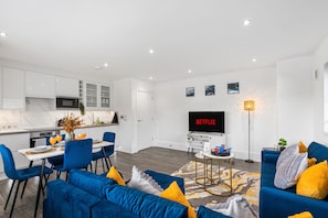 Un apartamento moderno con comedor, sala de estar y cocina.