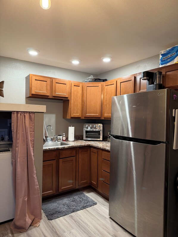 Een koelkast, een microgolfoven, een koffiezetapparaat/waterkoker