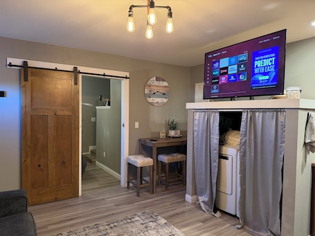 Interior. Cozy 1-bedroom apartment in delightful Arlington