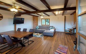 TV - Awesome home in Karlovac with WiFi (Karlovac)