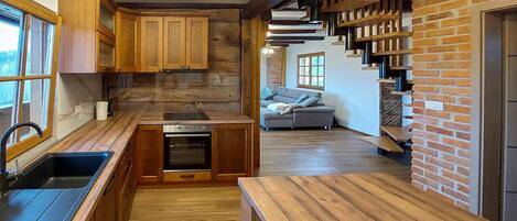 Kjøleskap, ovn, kokeplater og oppvaskmaskin