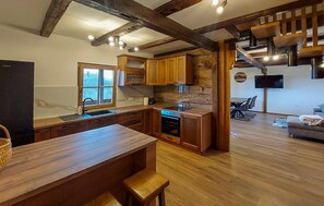 Fridge, microwave, oven, stovetop - Awesome home in Karlovac with WiFi (Karlovac)