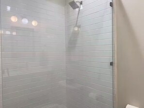 Shower, hair dryer, towels, soap - Styles Beach 2E -Luxury Beachfront Condo w/ Pool and Balcony (San Pedro)