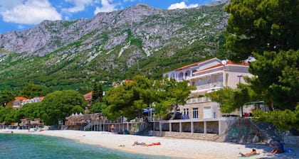 Premium Double Room With Private Bathroom 4