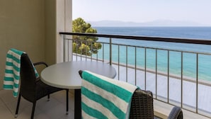 A balcony with a table and chairs, overlooking a turquoise sea and distant mountains. - Standard Double Room With Private Bathroom 4 (Gradac)