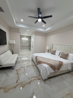 3 bedrooms, iron/ironing board, free WiFi, bed sheets - NEW The Spectacular Sunrise Lake View, Beautiful Home with Heater Salt pool. (Cape Coral)