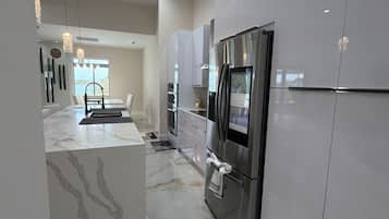 冰箱、微波炉、烤箱、洗碗机