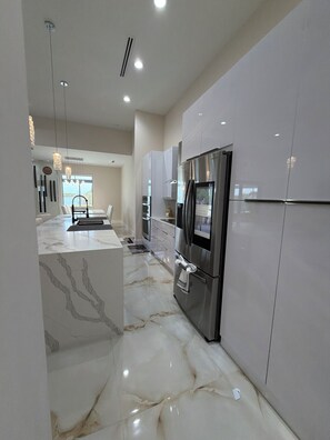 Refrigerador, microondas, horno y lavavajillas 