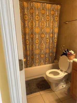 Hårføner, håndklær, såpe og toalettpapir