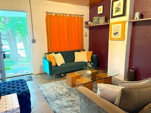 TV - Urban Flower Farm Stay, Convenient to Atlanta restaurants and attractions (Atlanta)
