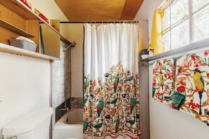 Hair dryer, towels - Urban Flower Farm Stay, Convenient to Atlanta restaurants and attractions (Atlanta)