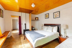 1 bedroom, iron/ironing board, Internet, bed sheets - Urban Flower Farm Stay, Convenient to Atlanta restaurants and attractions (Atlanta)