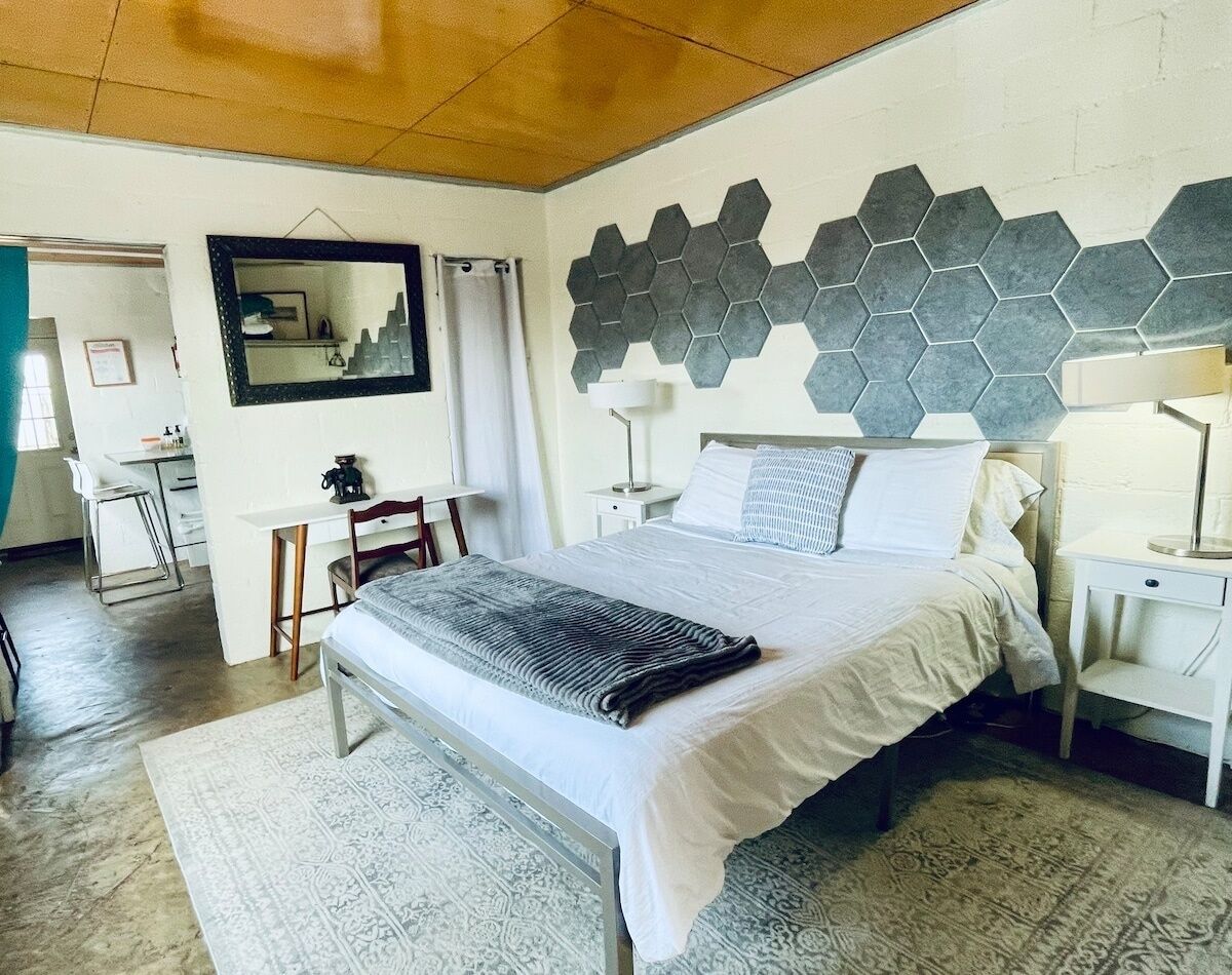 1 bedroom, iron/ironing board, internet, bed sheets