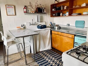 Fridge, microwave, oven, stovetop - Chickens and Flowers, urban oasis in the heart of Atlanta (Atlanta)