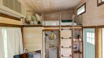 Iron/ironing board, Internet, bed sheets