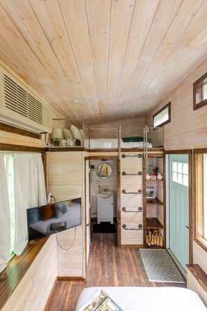 Iron/ironing board, Internet, bed sheets