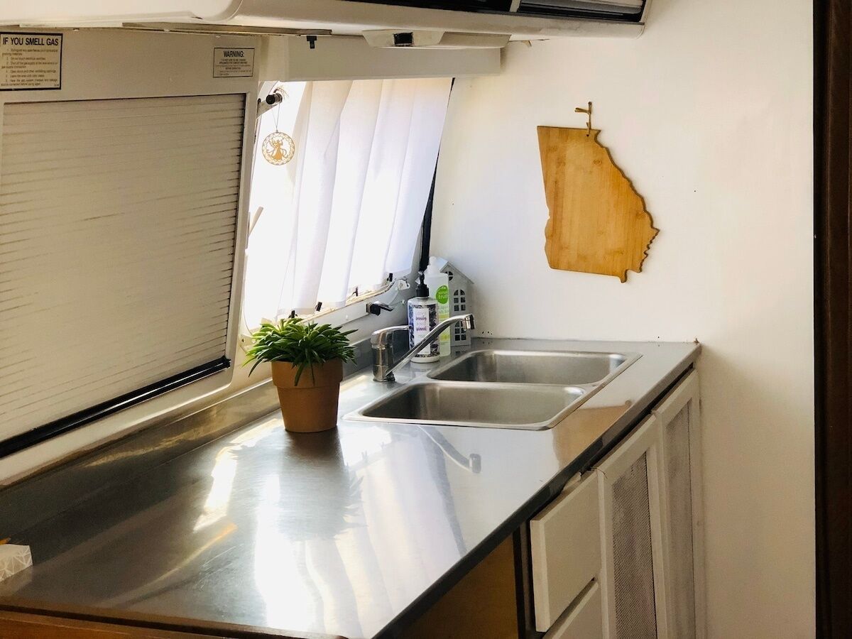 Stovetop, coffee/tea maker, toaster, cookware/dishes/utensils