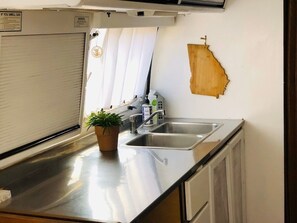 Een kookplaat, een koffiezetapparaat/waterkoker, een broodrooster