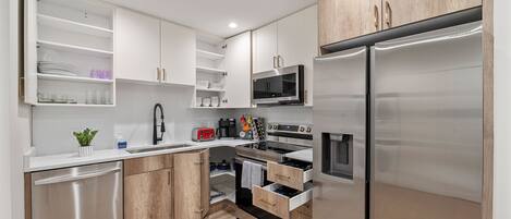 Réfrigérateur, micro-ondes, four, plaque de cuisson