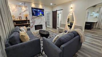 Smart TV, fireplace