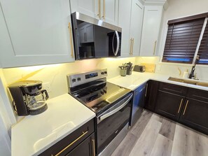 Fridge, microwave, oven, stovetop - Orlando Downtown 3Bbd Near Arts Center | Sleeps 13 (Orlando)
