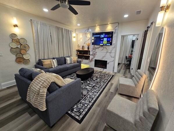 Smart TV, fireplace - Orlando Downtown 3Bbd Near Arts Center | Sleeps 13 (Orlando)