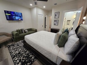 3 bedrooms, desk, iron/ironing board, travel cot - Orlando Downtown 3Bbd Near Arts Center | Sleeps 13 (Orlando)