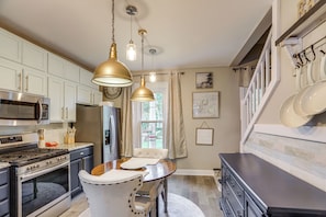 Kjøleskap, mikrobølgeovn, kokeplater og kaffetrakter/tekoker