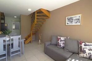 Casa Standard, 2 camere da letto | Area soggiorno