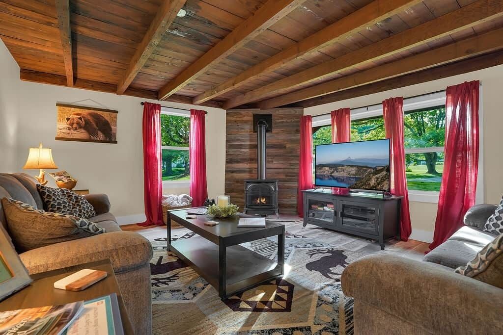 TV, fireplace
